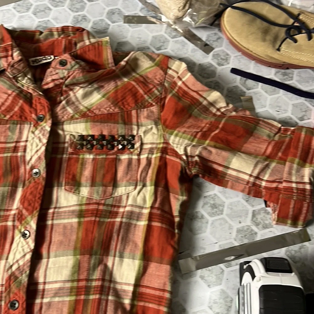 Mudd XS Red Green Tan Short Sleeve Button Up Collared Top - Picture 2 of 5